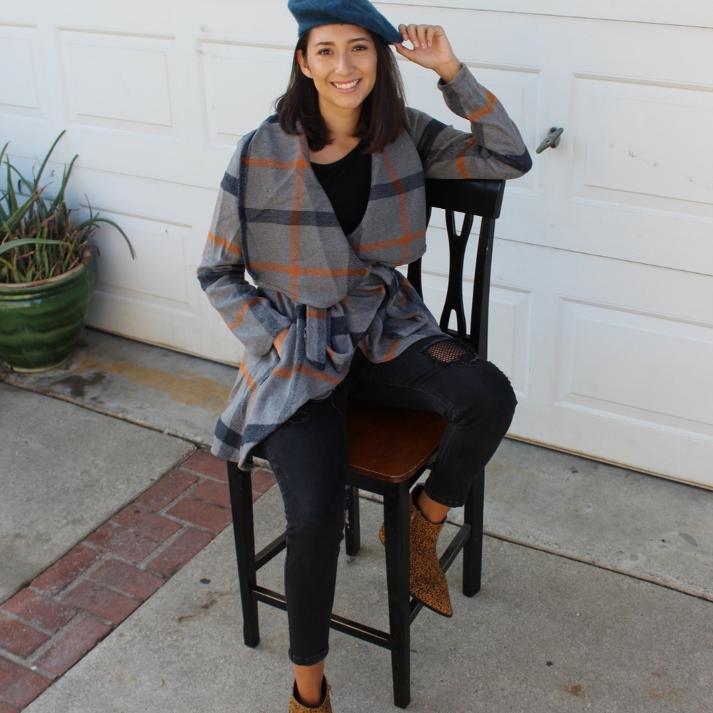 🆕//Fall Favorite Collection// Plaid Charcoal Coat - Picture 5 of 8